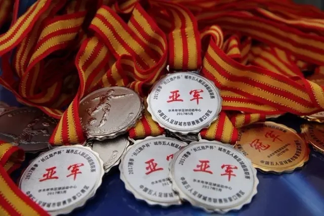 科怀·伦纳德分享时尚活动现场照片，笑容满面！